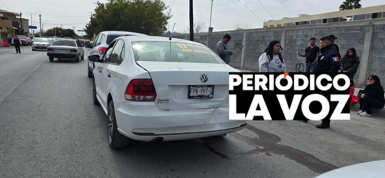 Proyecta auto contra camioneta