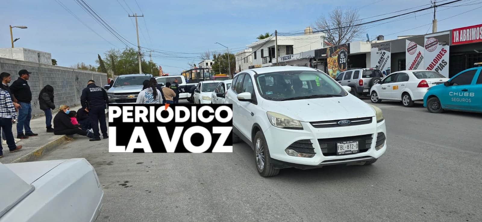 Proyecta auto contra camioneta