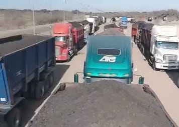 Transportistas de carb&oacute;n enfrentan largas esperas en CFE: Sabinas