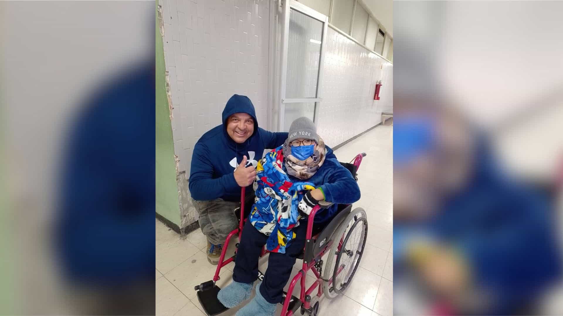 &Aacute;ngeles sin capa: ciudadanos cargan a ni&ntilde;o con discapacidad por escaleras del IMSS