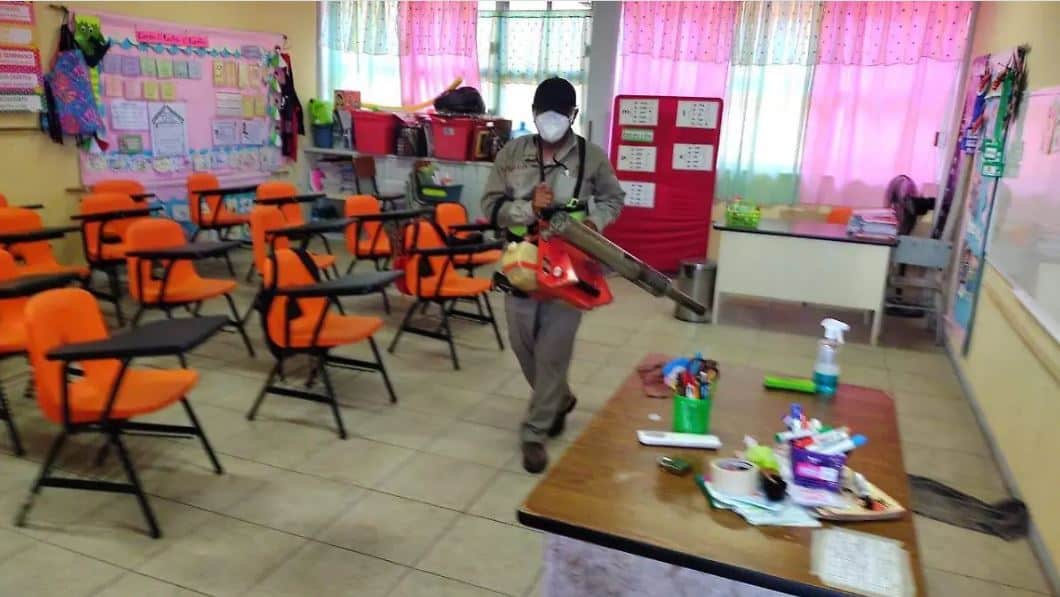 Frontera realiza fumigaci&oacute;n escolar para prevenir rickettsiosis