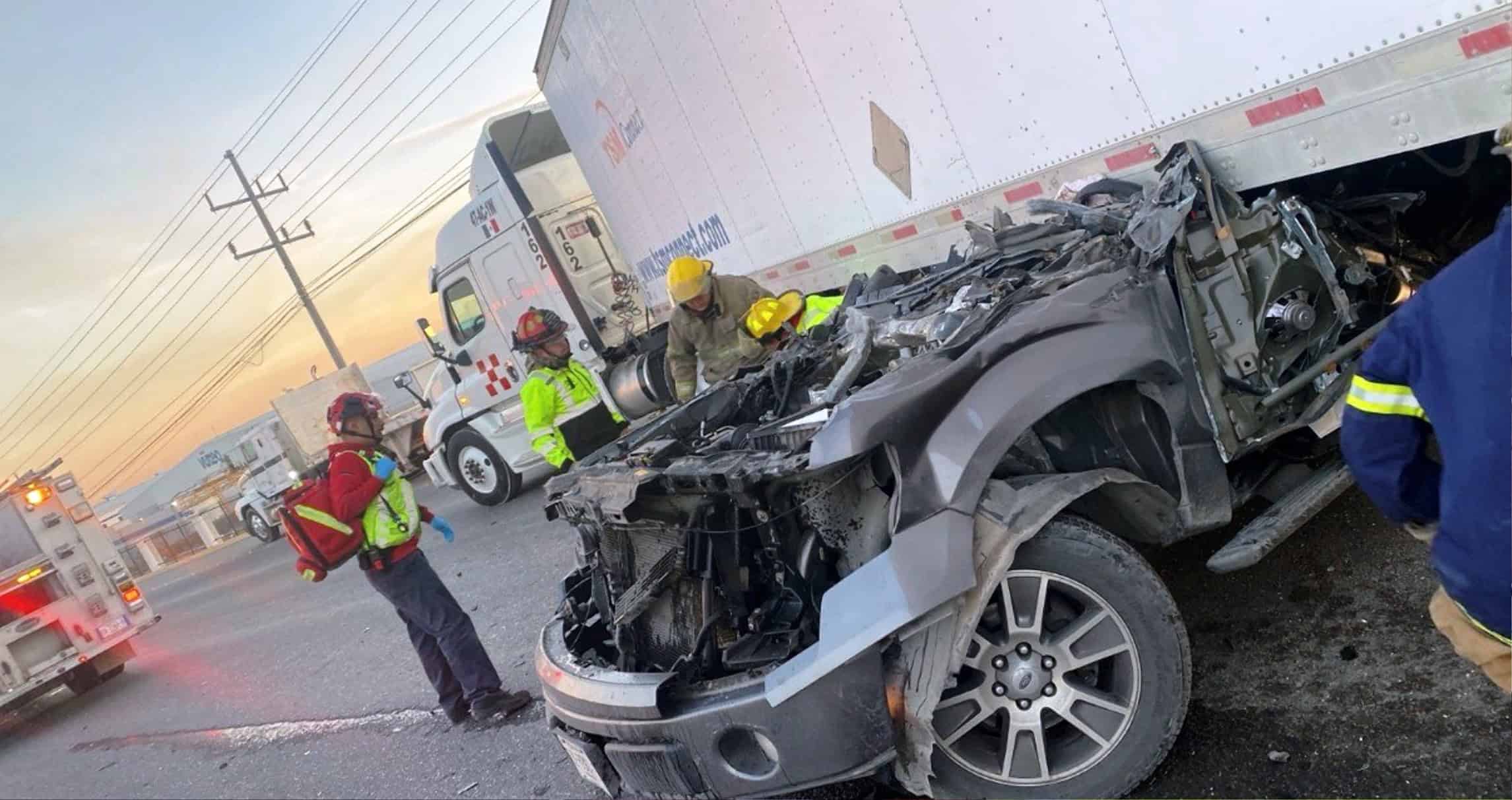 Joven qued&oacute; prensado en accidente automovil&iacute;stico