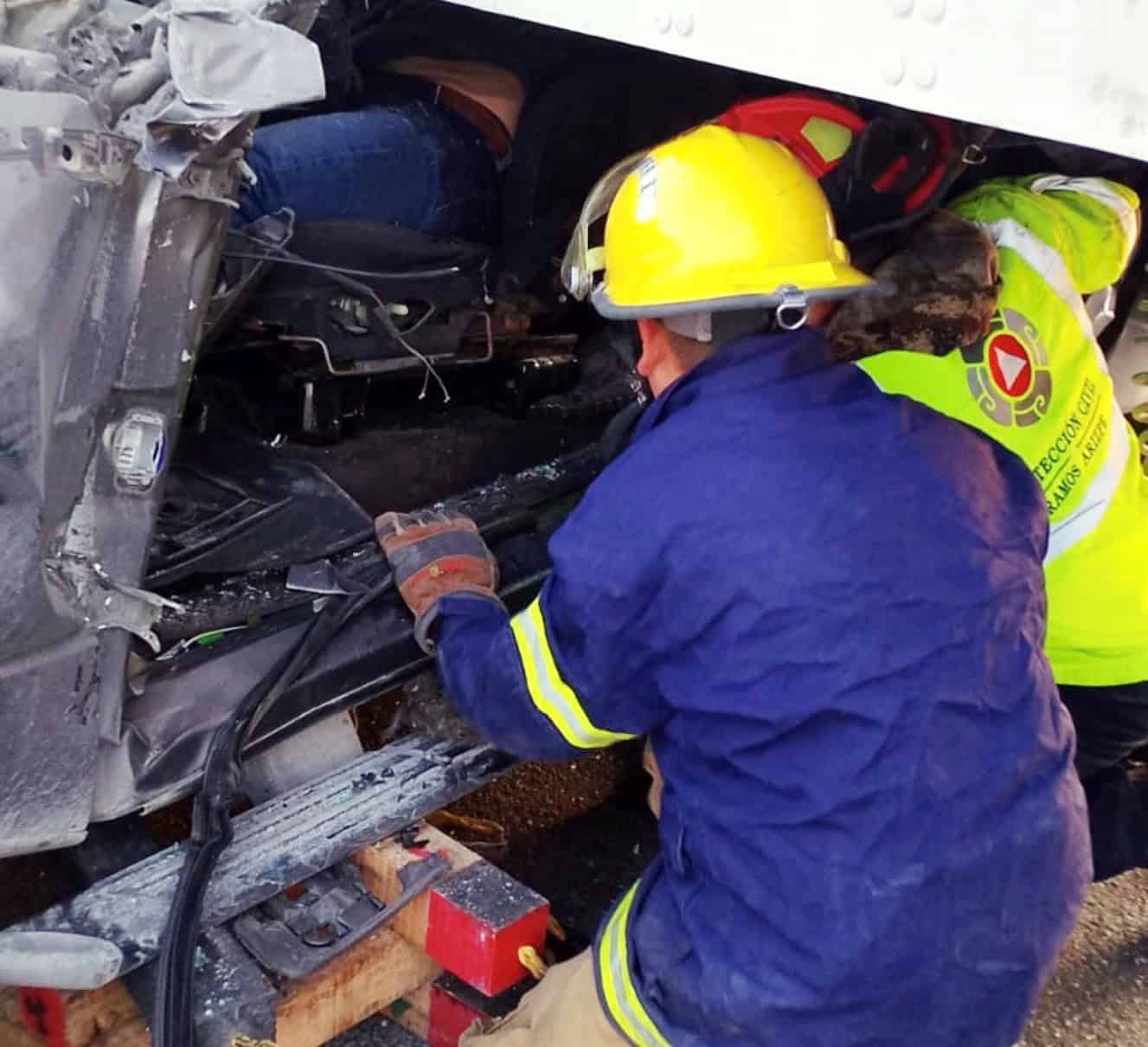 Joven qued&oacute; prensado en accidente automovil&iacute;stico