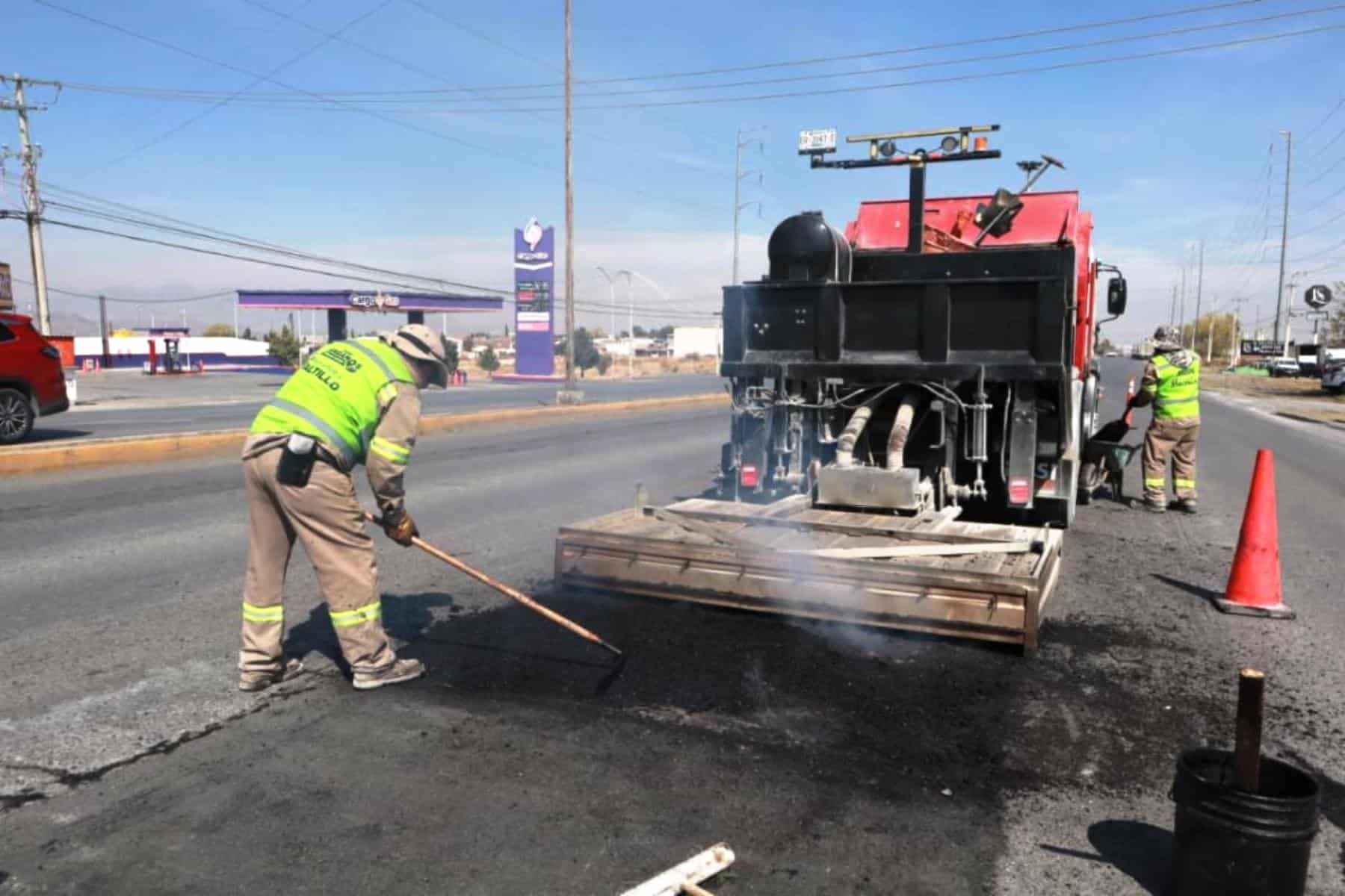 Reparaci&oacute;n de asfalto para mejorar movilidad en Saltillo