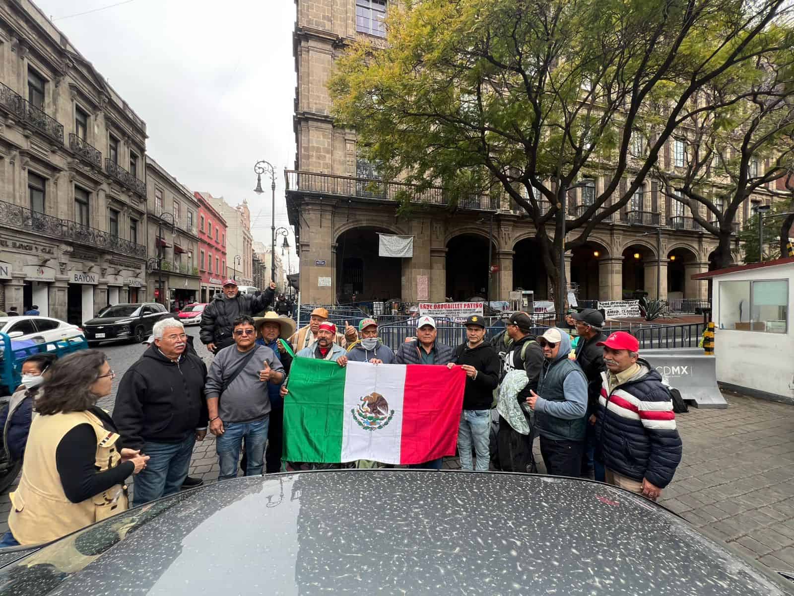 Exobreros de AHMSA regresan a Monclova tras di&aacute;logo con la Presidenta