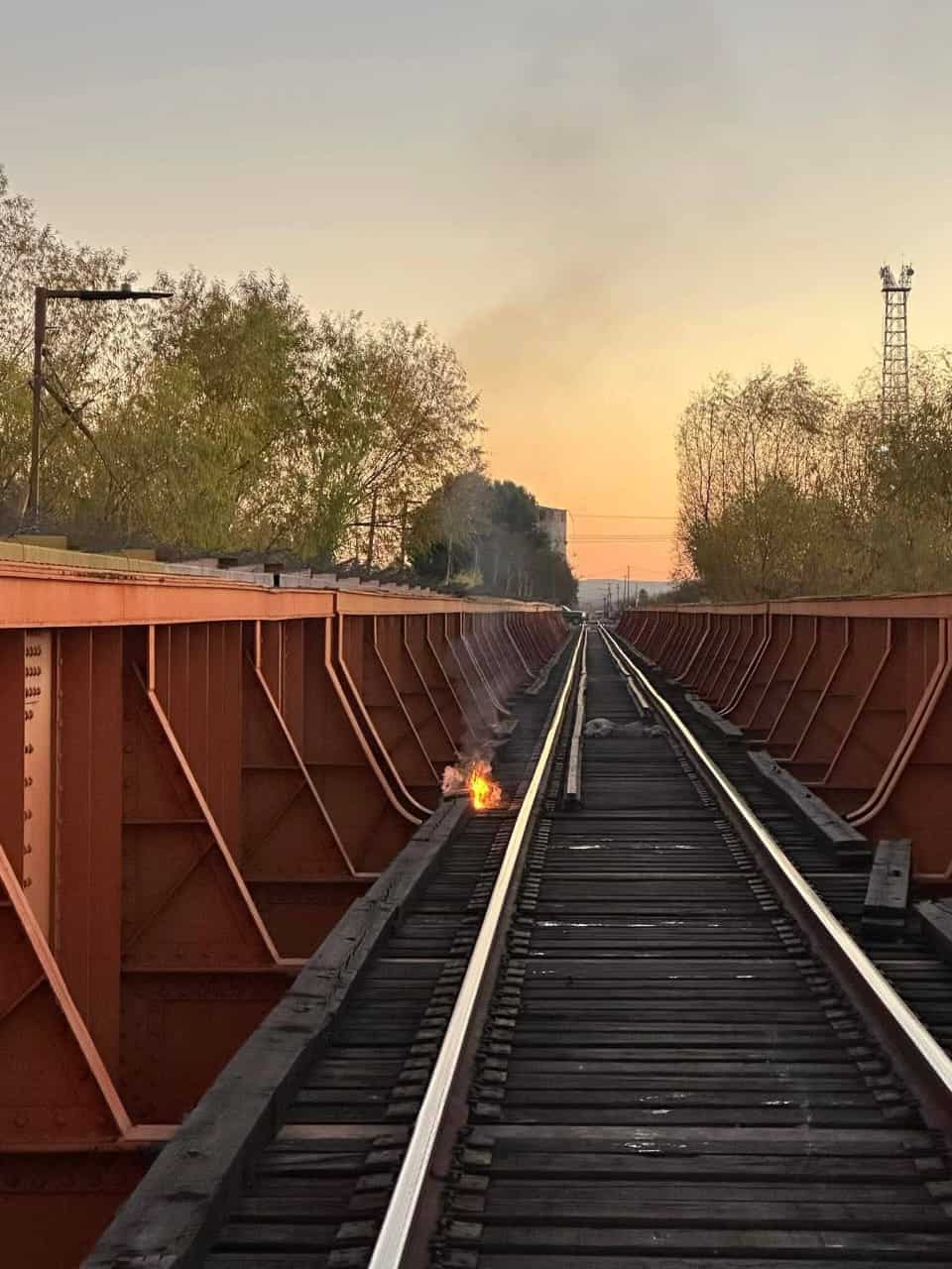 INCENDIAN DURMIENTE DE PUENTE DEL FERROCARRIL DEL R&Iacute;O SABINAS