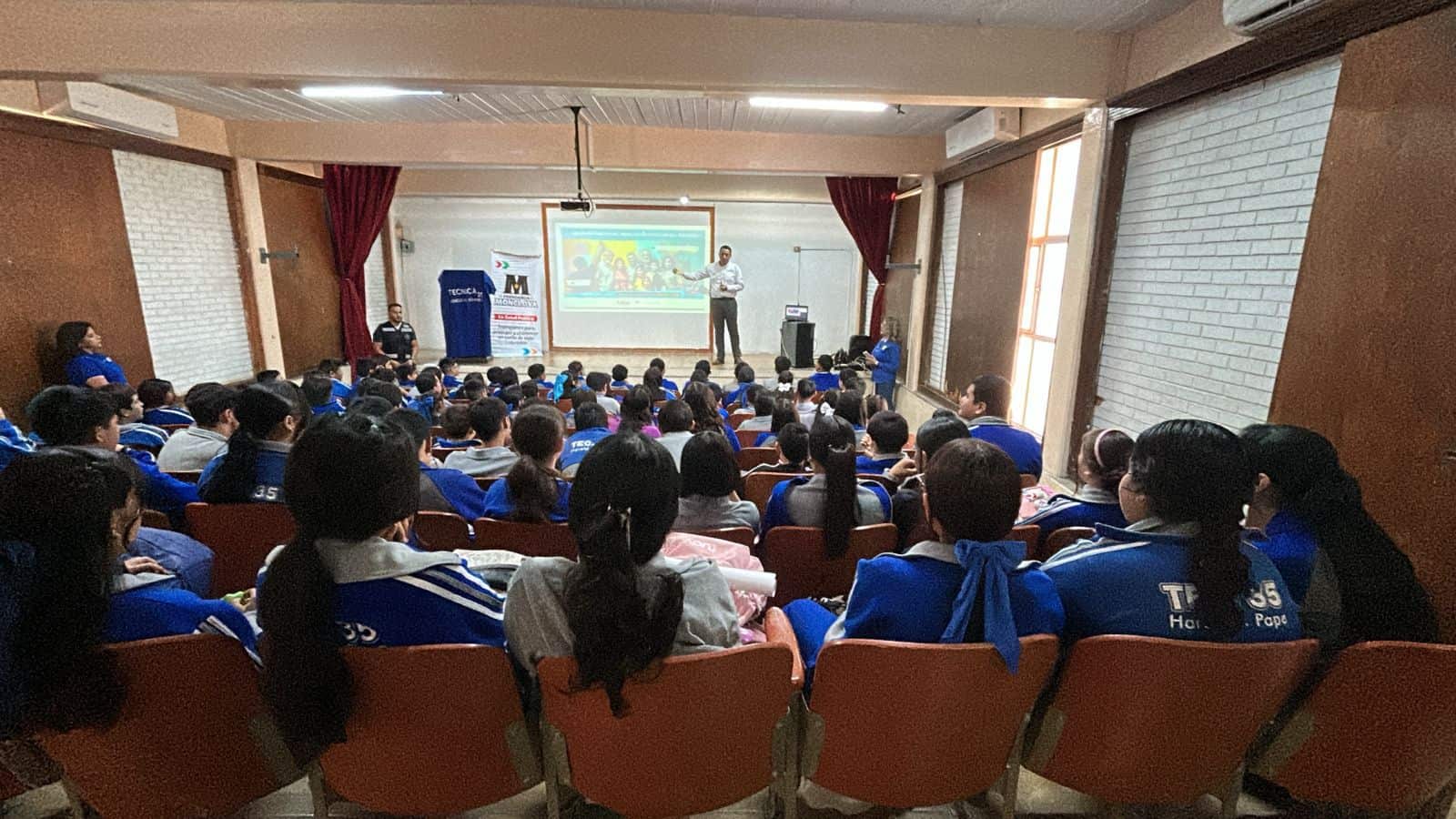 Imparten pl&aacute;ticas de salud mental en secundaria