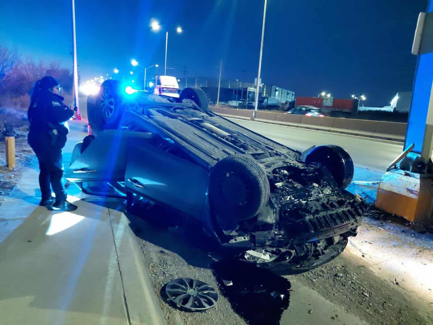 Familia vuelca tras ser impactada por veh&iacute;culo fantasma en Piedras Negras