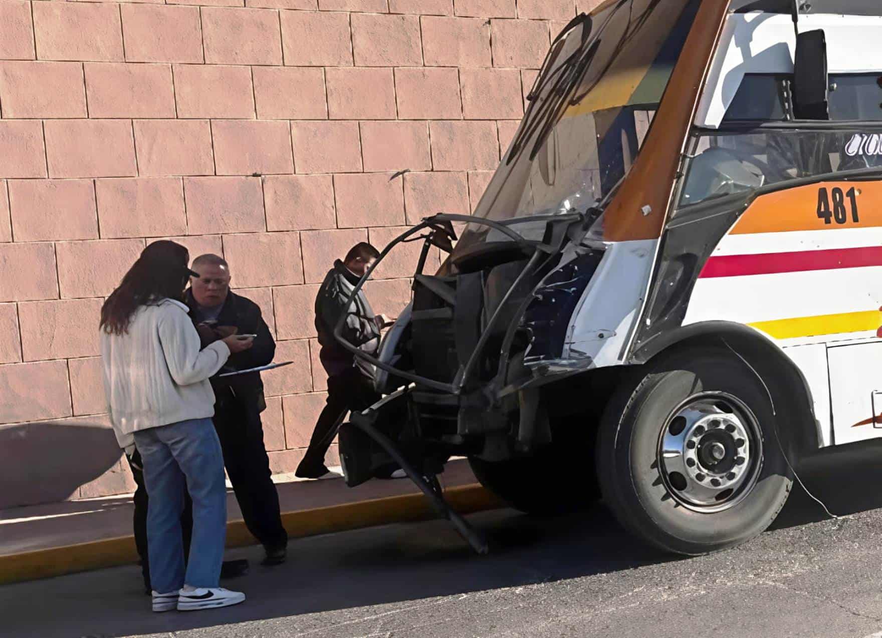 Accidente en Saltillo: tr&aacute;iler y transporte p&uacute;blico chocan en intersecci&oacute;n