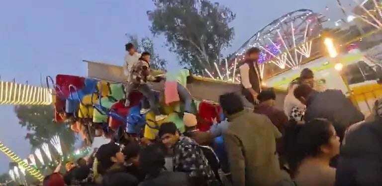 Falla en juego mec&aacute;nico Tsunami en India deja un fallecido y varios heridos