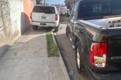 Choca 2 autos y medidor de gas