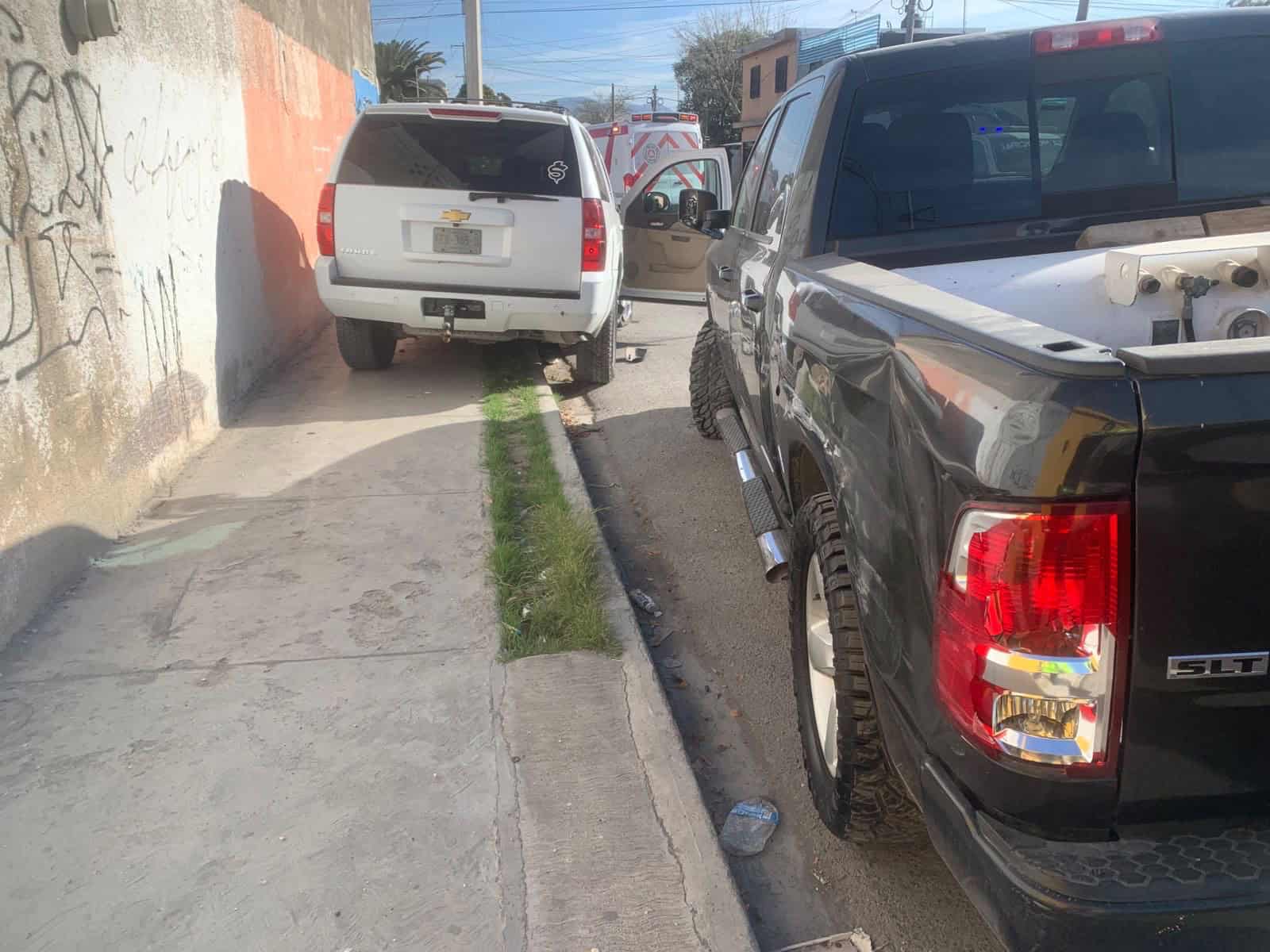 Choca 2 autos y medidor de gas