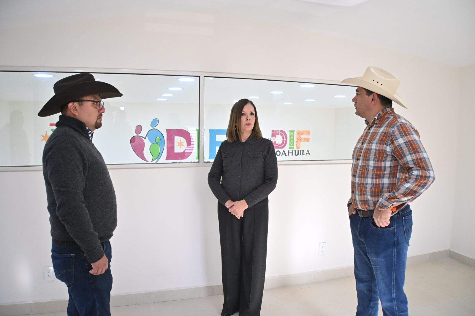 Sari P&eacute;rez Cant&uacute; supervisa avance del Centro Comunitario en Frontera