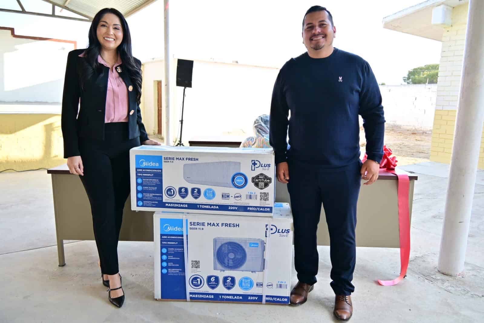 Autoridades entregan material y mobiliario a la Escuela Primaria Revoluci&oacute;n en Coahuila