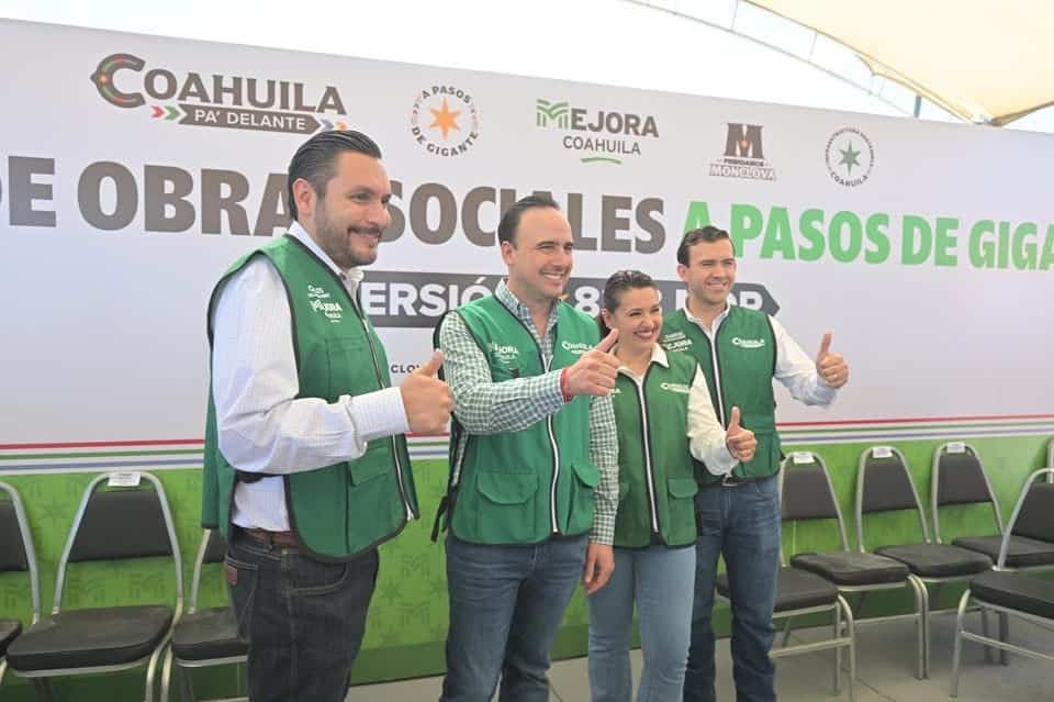 Manolo Jim&eacute;nez y Carlos Villarreal entregan obras de pavimentaci&oacute;n en Monclova