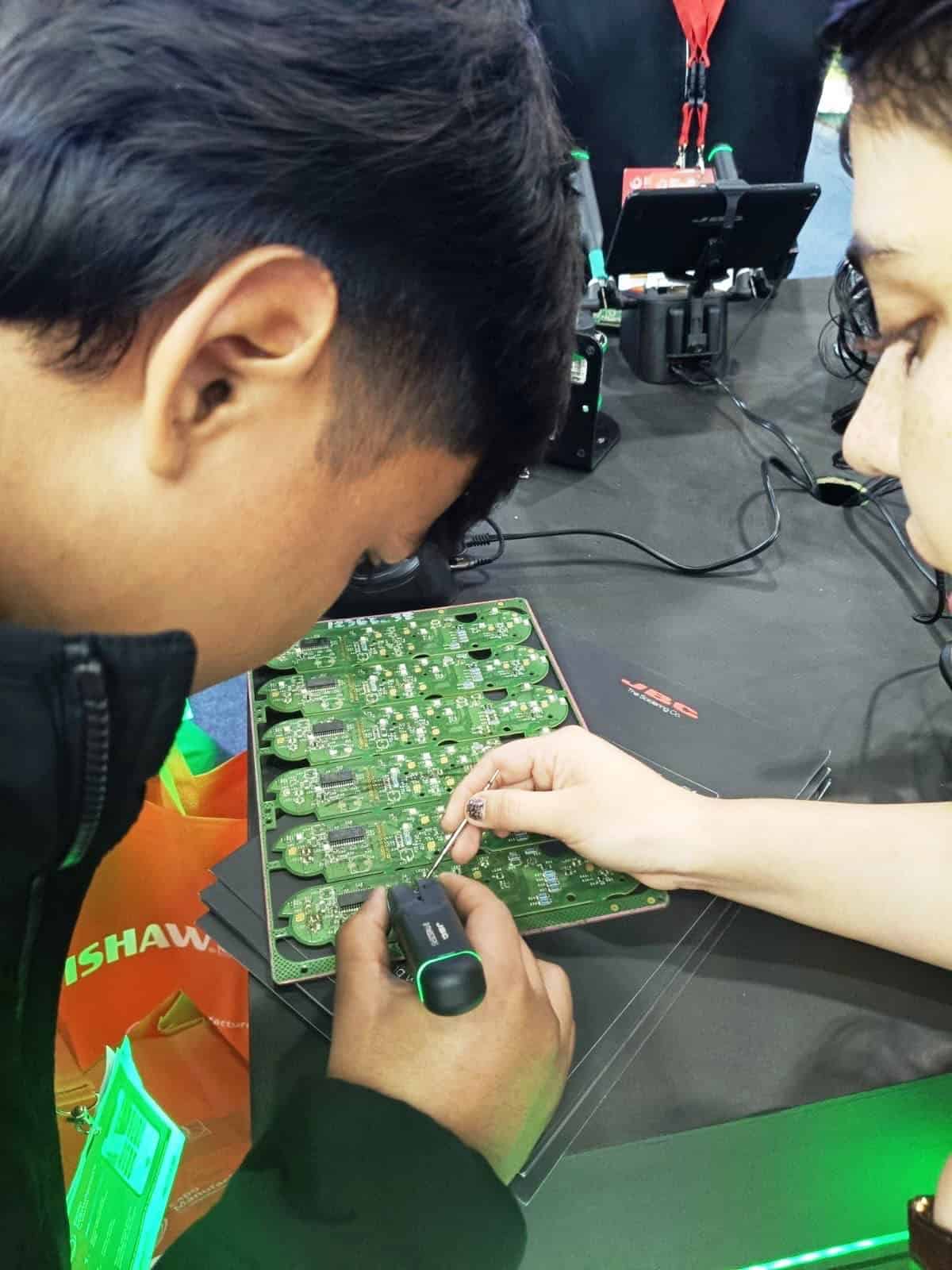 Estudiantes de Mecatr&oacute;nica de la Universidad exploran tendencias en Expo Manufactura 2026