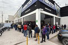 Ex-trabajadores de AHMSA acuden a reclutamiento de IronCast en Monclova