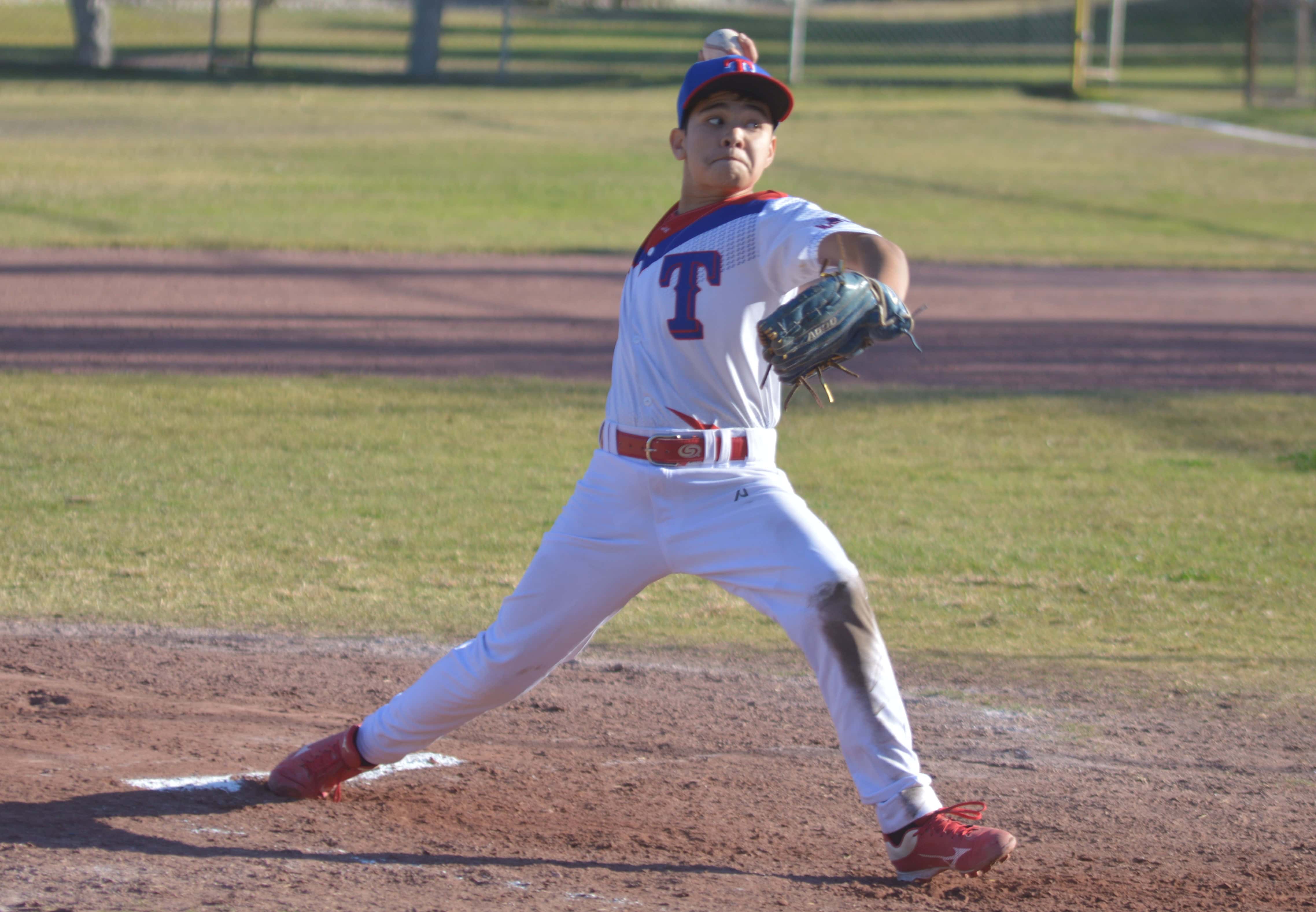 Rangers aplastan a Cubs: Carlos Mart&iacute;nez lanza 4 entradas sin carreras