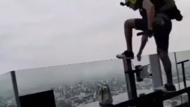 Paracaidista salta desde el Hotel Riu Plaza en Guadalajara