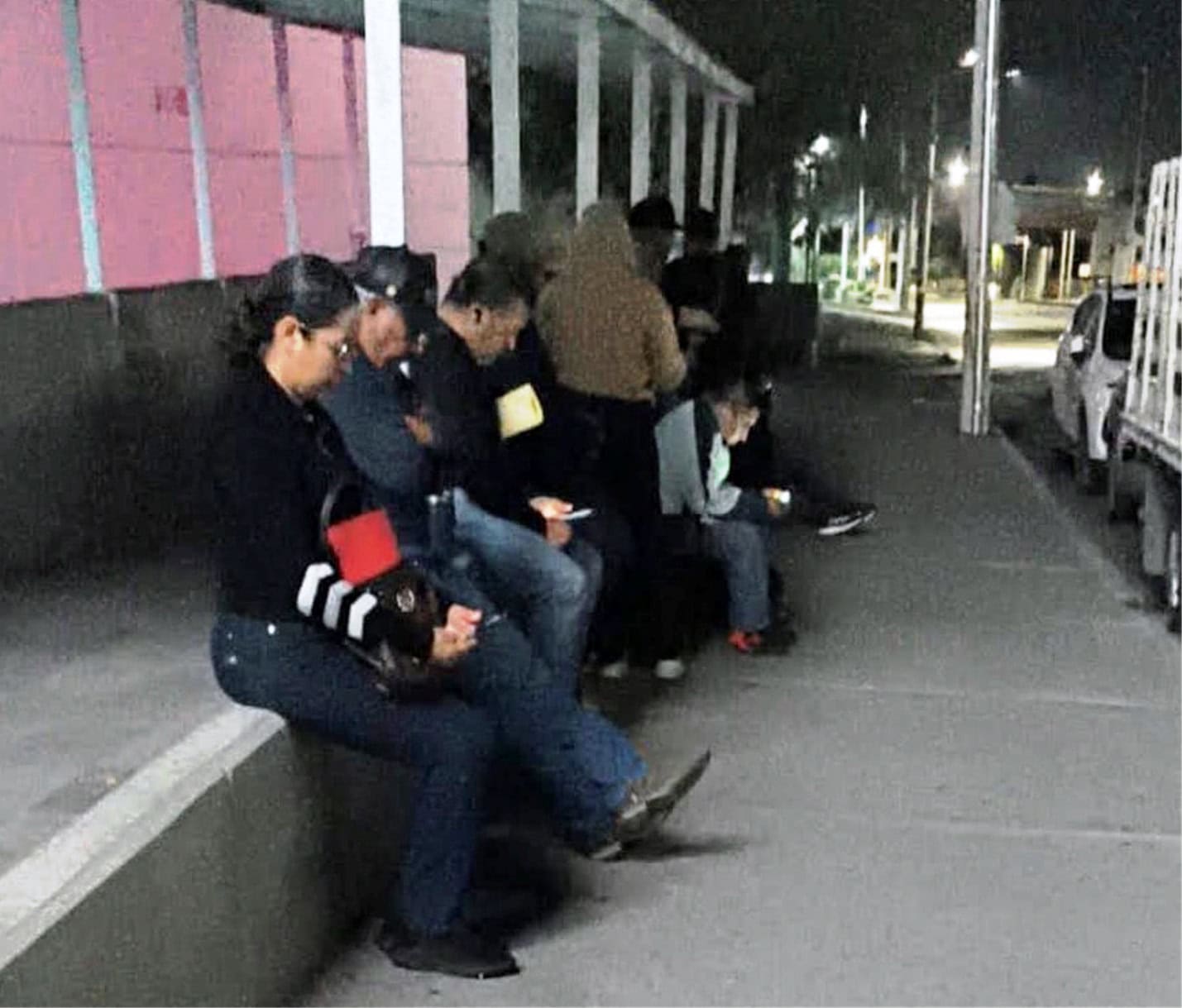 Usuarios del Infonavit Saltillo enfrentan largas filas y mal servicio