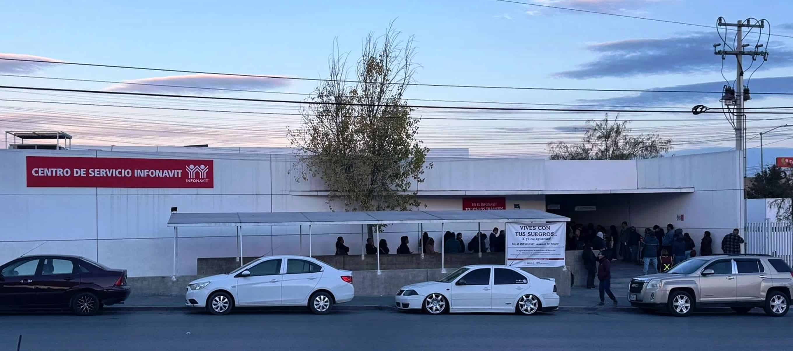Usuarios del Infonavit Saltillo enfrentan largas filas y mal servicio