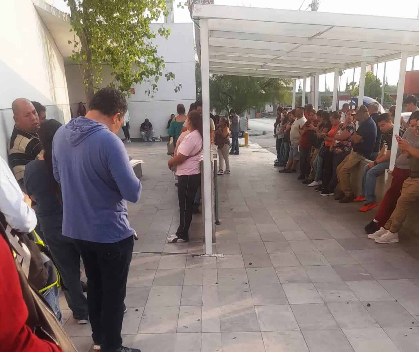 Usuarios del Infonavit Saltillo enfrentan largas filas y mal servicio