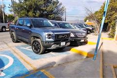 María del Rosario Linares usa espacio para discapacitados en CETIS 60