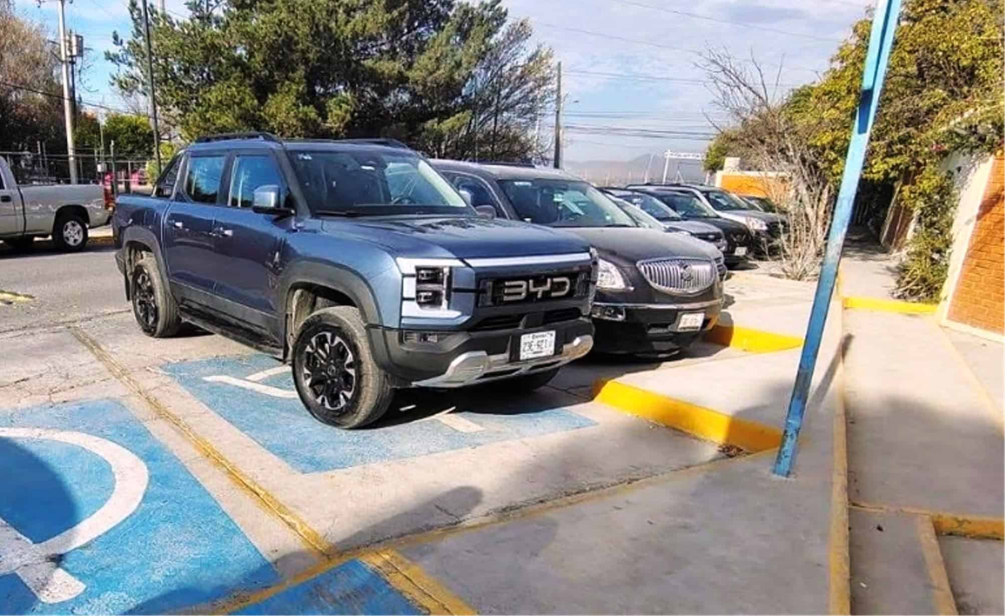 Mar&iacute;a del Rosario Linares usa espacio para discapacitados en CETIS 60