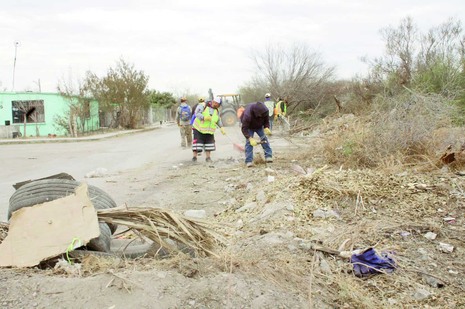 Gobierno Municipal de M&uacute;zquiz realiza limpieza en calles de Los Fresnos