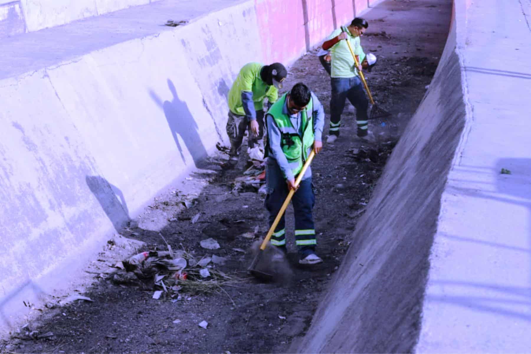 Gobierno Municipal de Saltillo limpia canal pluvial para prevenir riesgos