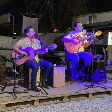 "No supe explicarme hablando, as&iacute; que vine a cantarlo": Trovad&uacute;o mantiene viva la serenata en Monclova
