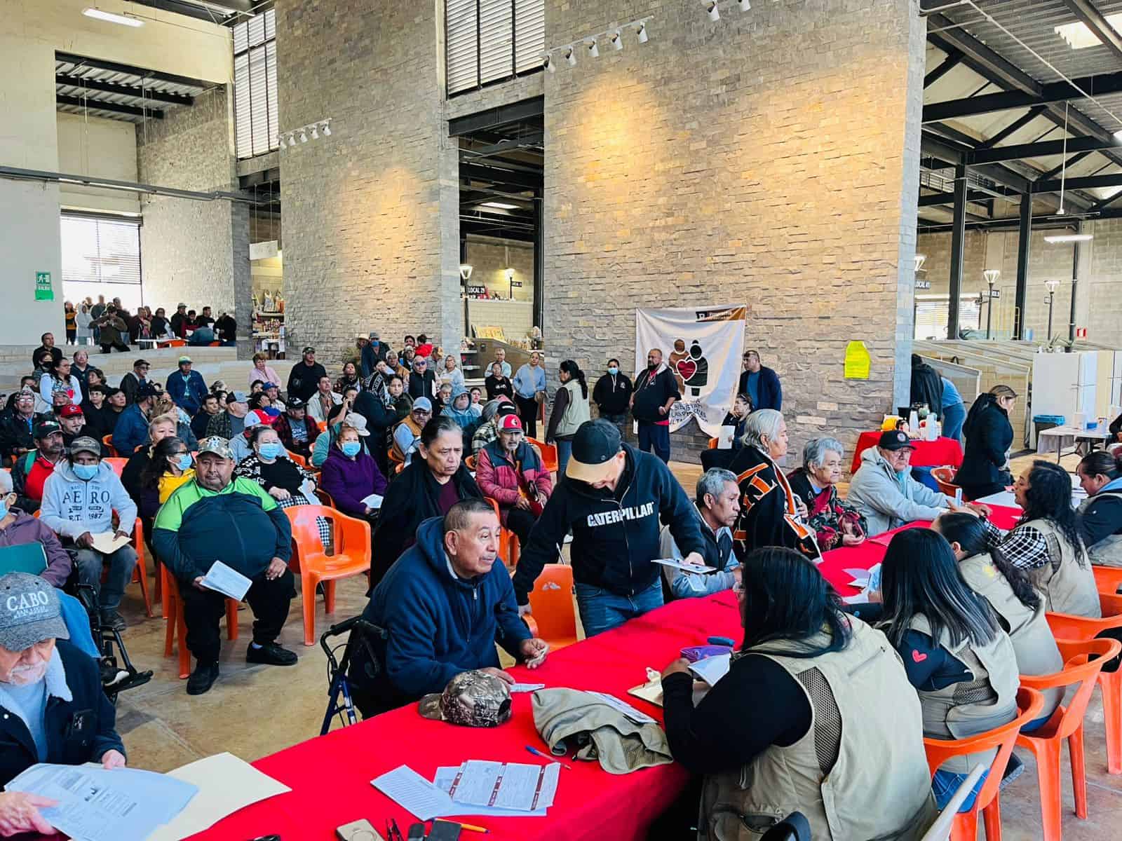 Inicia entrega de 425 tarjetas para adultos mayores en Ciudad Acu&ntilde;a