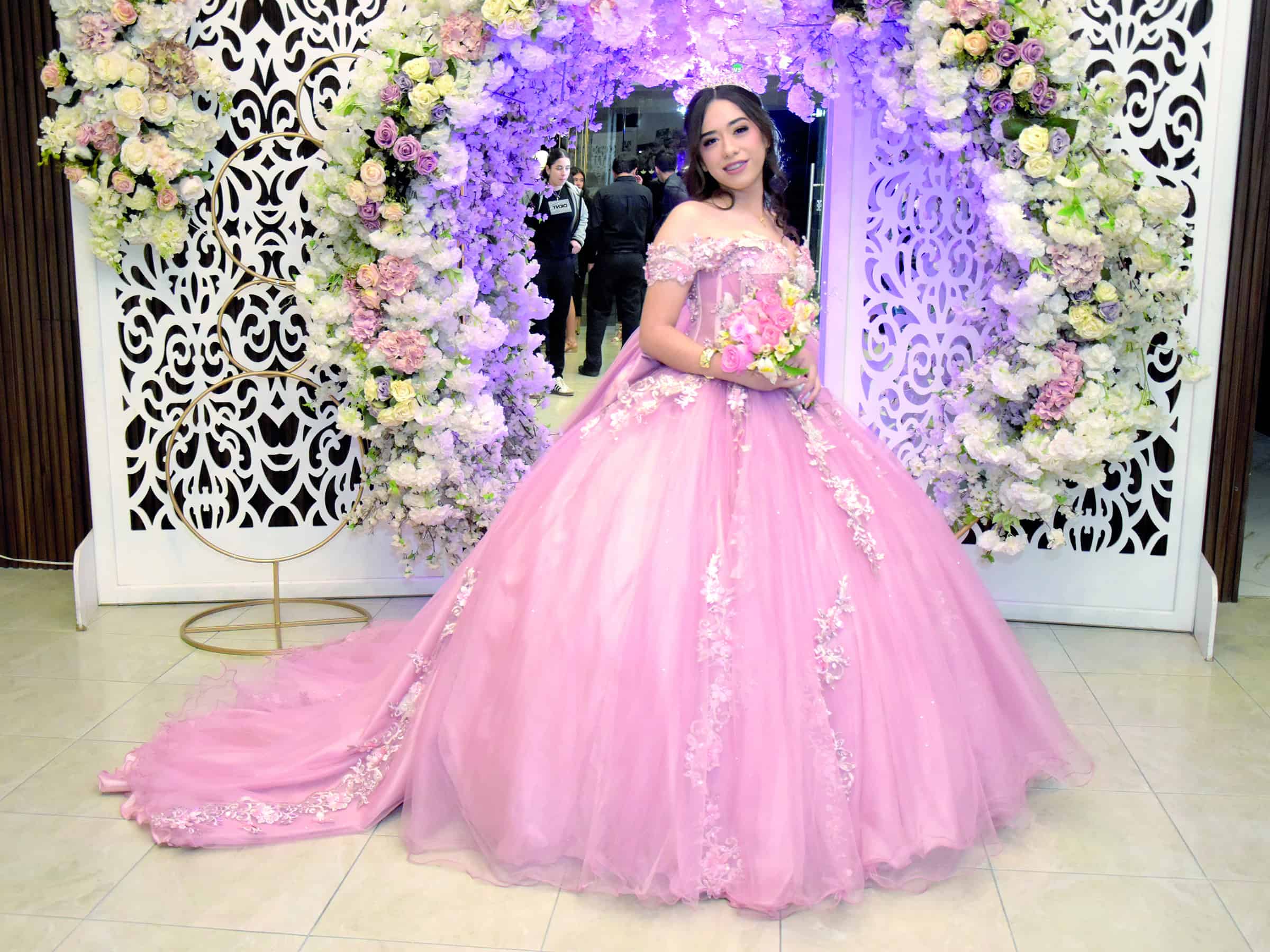 Fernanda Alvarado celebra sus XV a&ntilde;os en una elegante fiesta