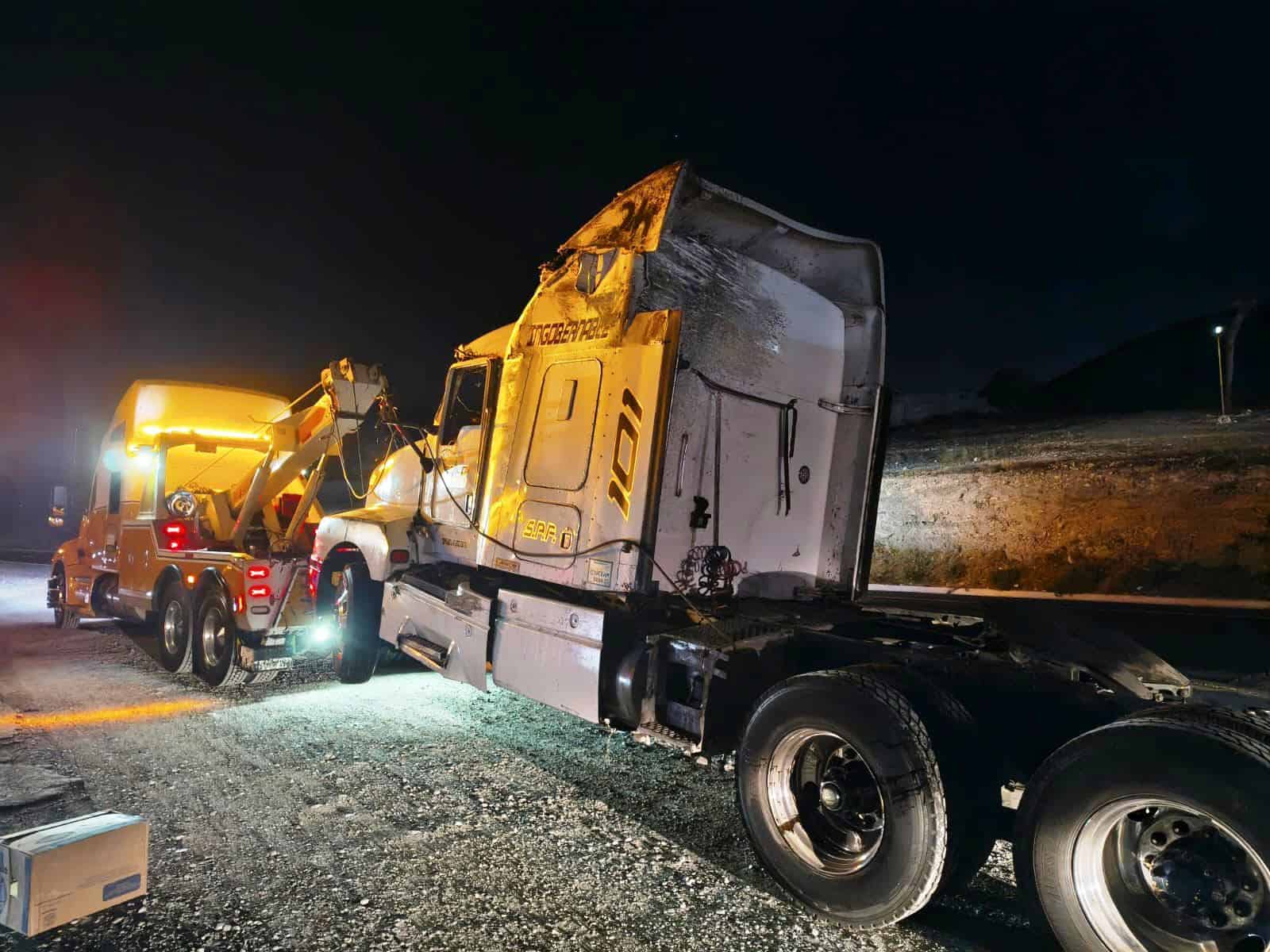 Volcadura de tractocami&oacute;n con productos de limpieza provoca cierre en Coahuila