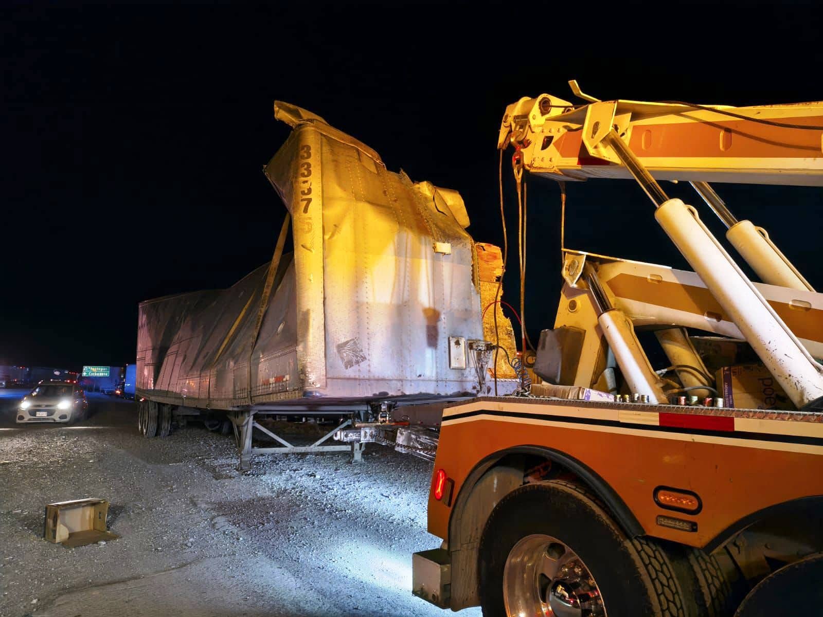 Volcadura de tractocami&oacute;n con productos de limpieza provoca cierre en Coahuila
