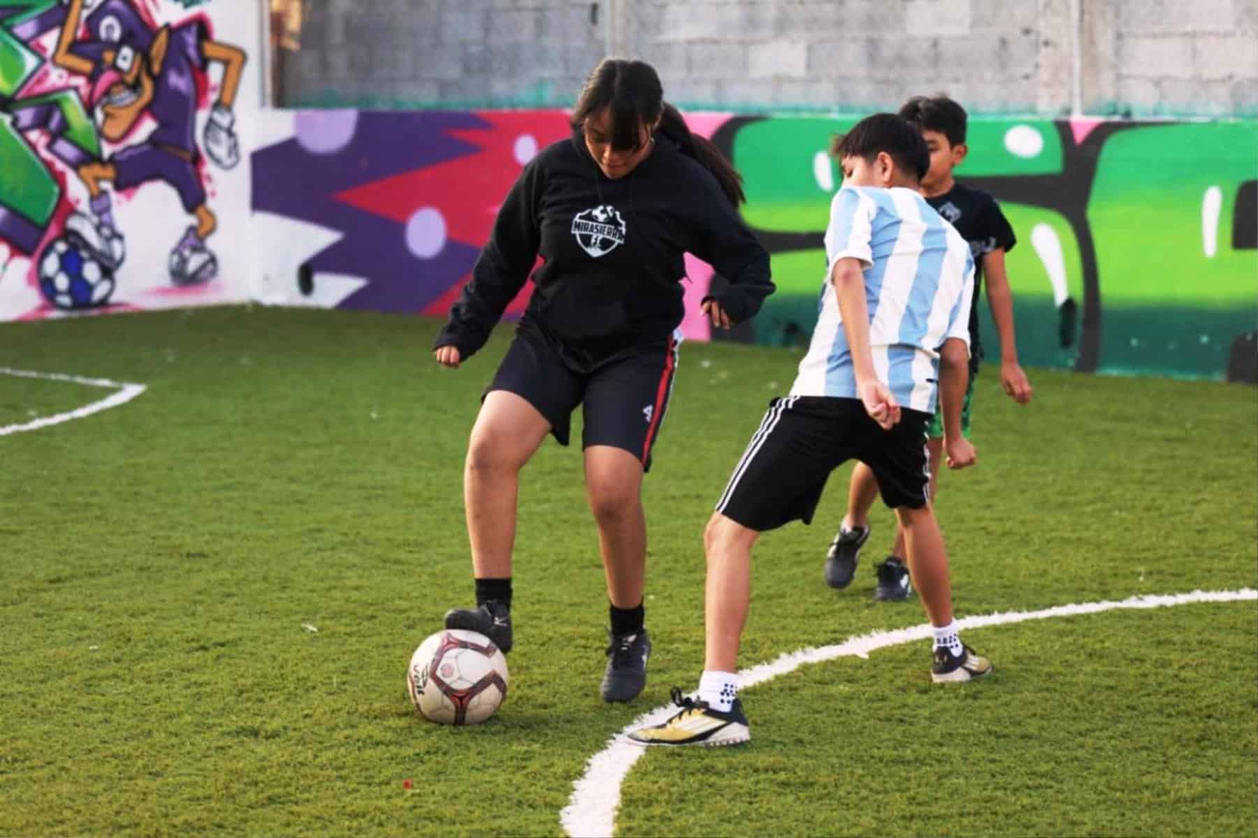 Plaza El Minero de La Fragua recibe a jugadores del Saltillo Soccer para d&iacute;a deportivo