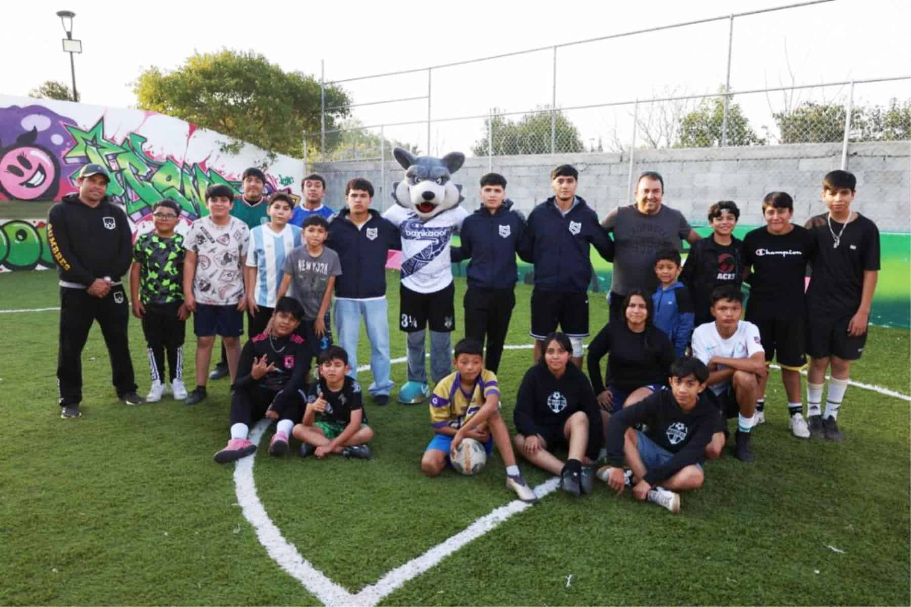Plaza El Minero de La Fragua recibe a jugadores del Saltillo Soccer para d&iacute;a deportivo