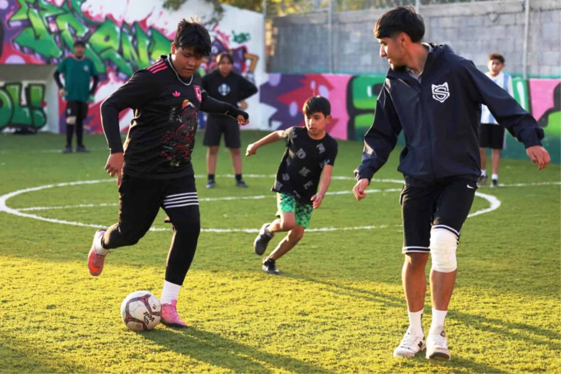 Plaza El Minero de La Fragua recibe a jugadores del Saltillo Soccer para d&iacute;a deportivo