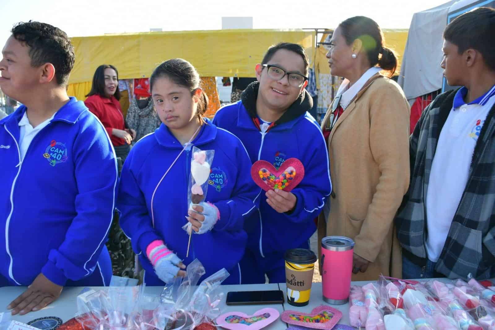 J&oacute;venes del CAM 40 celebran San Valent&iacute;n con venta de dulces en Nava