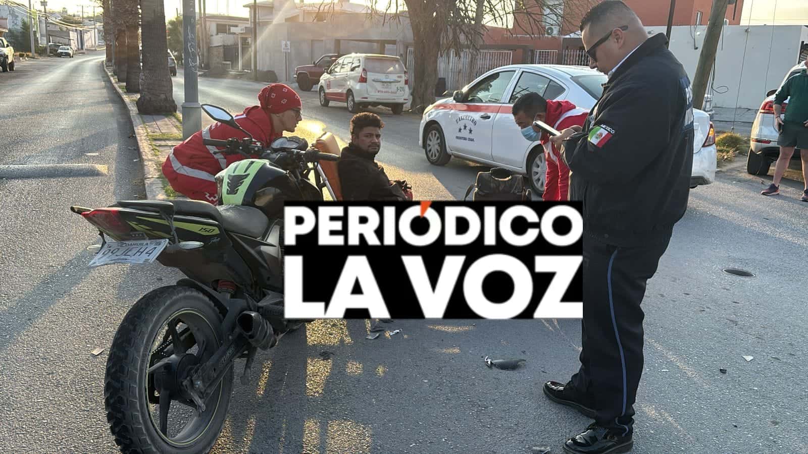 Se le mete a  motociclista