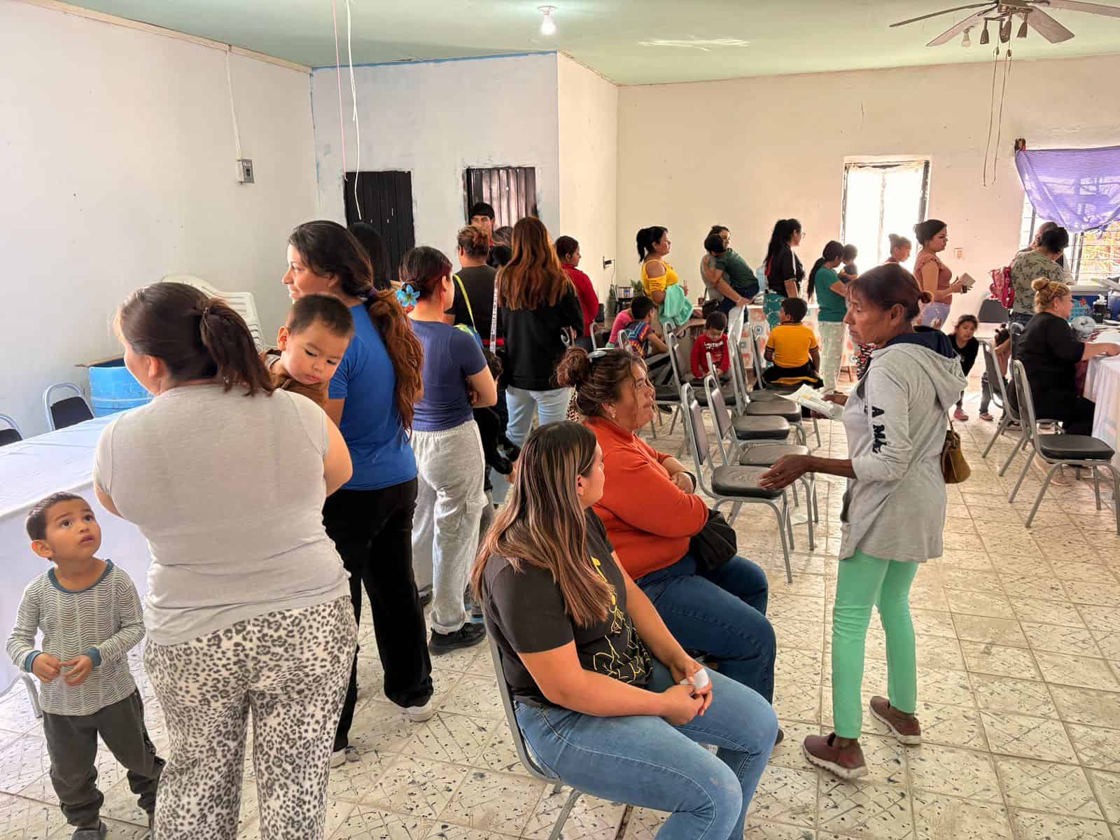 Frontera aplica m&aacute;s de 200 dosis de sarampi&oacute;n en brigada de salud