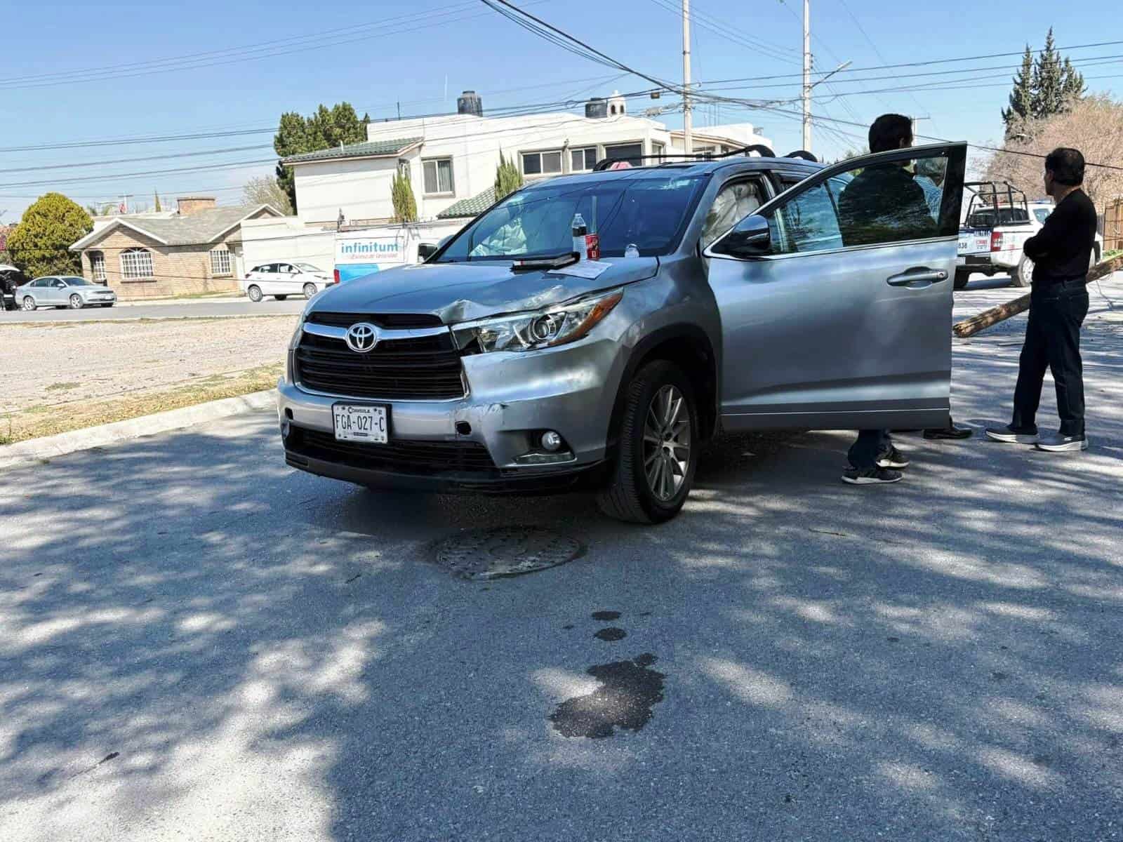 Accidente en Saltillo: camioneta Toyota derriba postes de telecomunicaciones