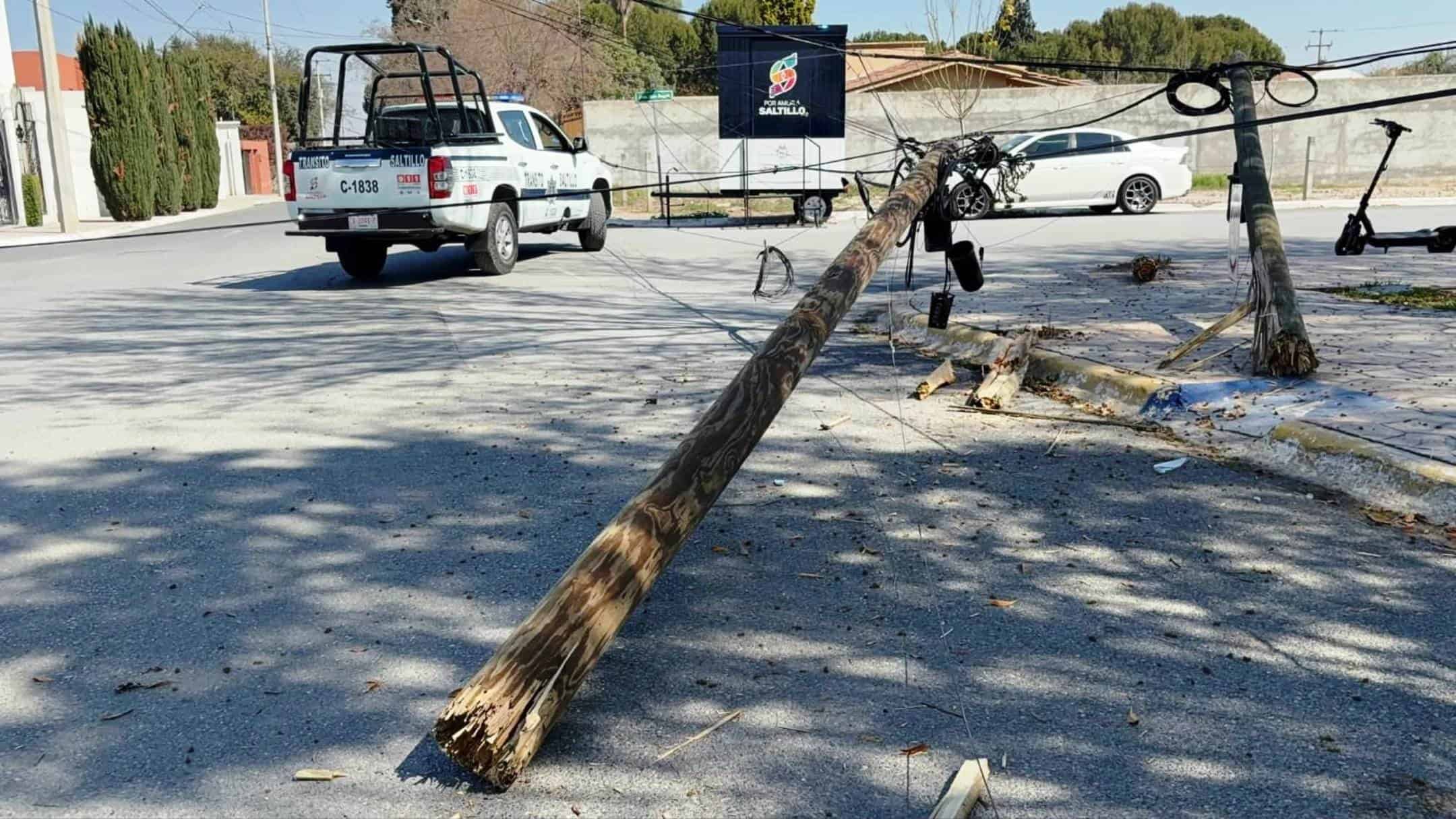 Accidente en Saltillo: camioneta Toyota derriba postes de telecomunicaciones