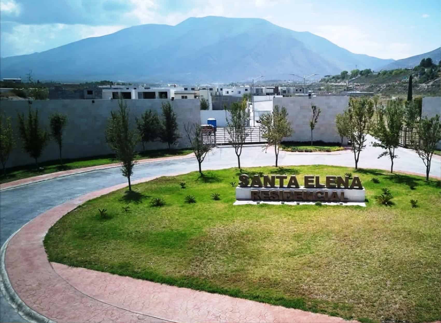 Fraccionamiento Santa Elena en Arteaga carece de agua potable, exigen respuesta