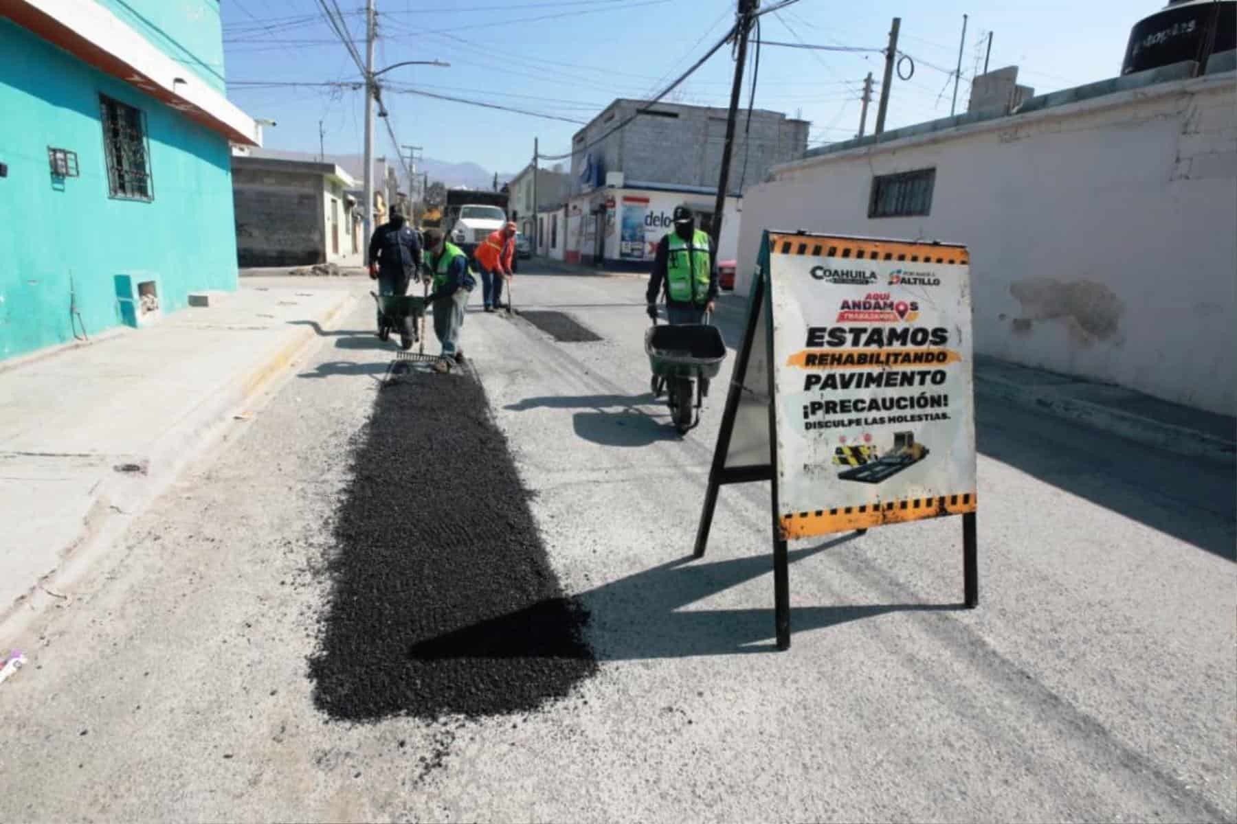 Javier D&iacute;az Gonz&aacute;lez lidera rehabilitaci&oacute;n de pavimento en Saltillo