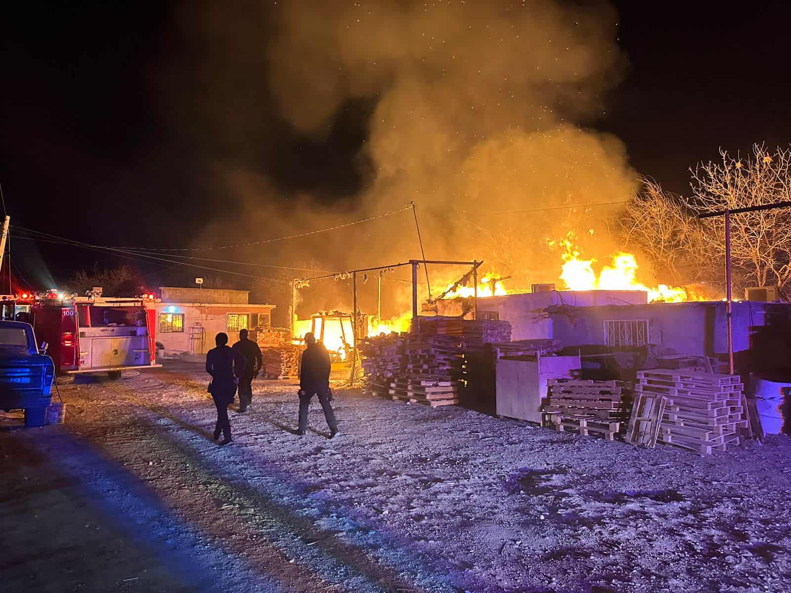 Voraz incendio consume taller de maderer&iacute;a en Ciudad Acu&ntilde;a