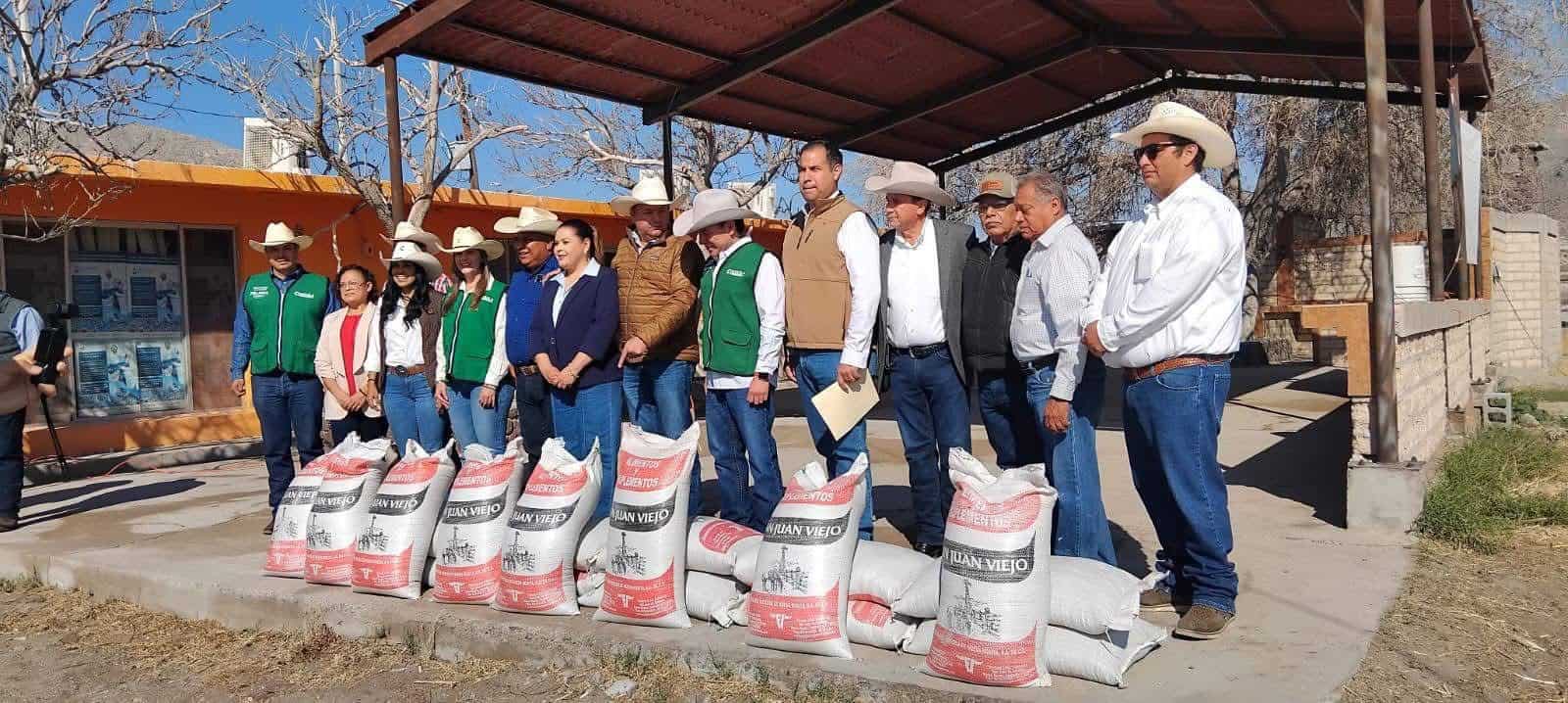 Jos&eacute; Mar&iacute;a Montemayor entrega apoyos agropecuarios en Coahuila
