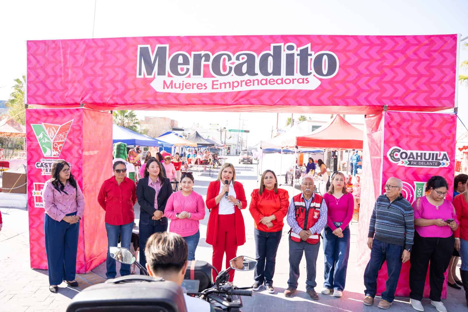 Yesica Sifuentes inaugura el Mercadito de San Valent&iacute;n en Casta&ntilde;os