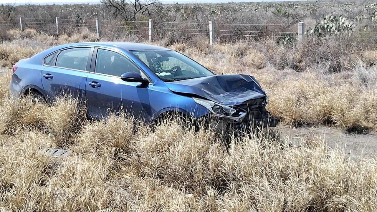 Cuerpos de emergencia atienden accidente en Sabinas sin heridos