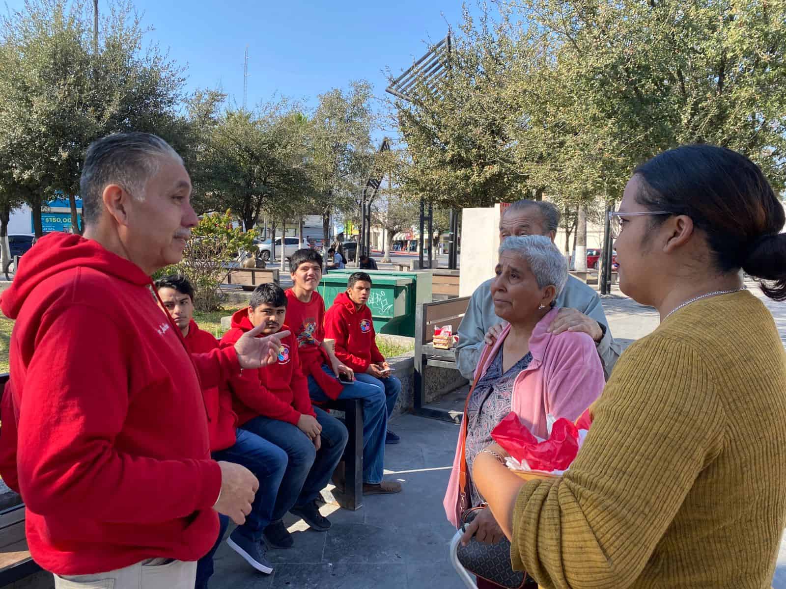 J&oacute;venes del CAM 14 venden productos por el D&iacute;a del Amor en Monclova